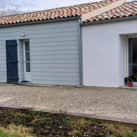 Maison Calme Au Bord De L'eau * Маран