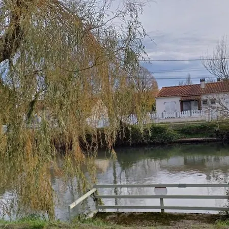 Дом отдыха Maison Calme Au Bord De L'eau Маран