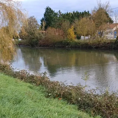 Maison Calme Au Bord De L'eau *