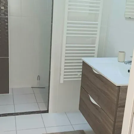 Maison Calme Au Bord De L'eau * Маран