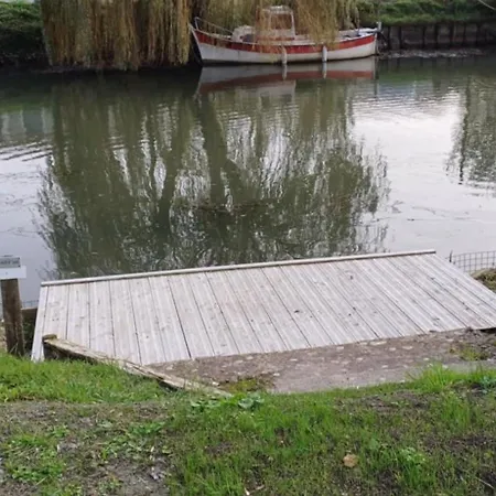 Maison Calme Au Bord De L'eau Дом отдыха Маран