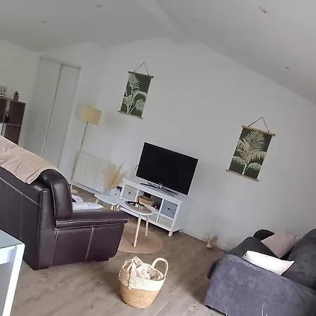 Maison Calme Au Bord De L'eau * Маран