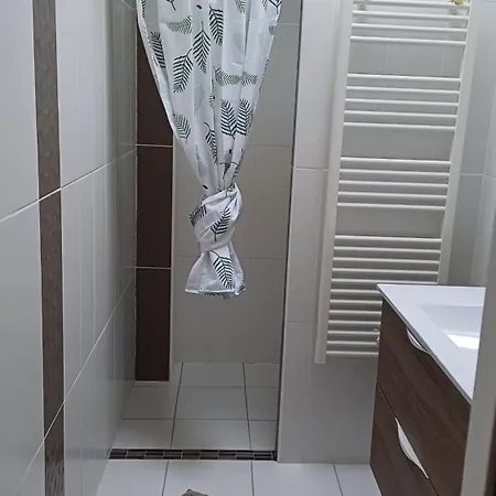 Maison Calme Au Bord De L'eau